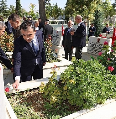 15-temmuz-demokrasi-ve-milli-birlik-gunu-etkinlikleri-kapsaminda-kent-mezarligindaki-sehitlik-ziyaret-edildi-1.jpg