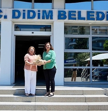 afyonkarahisar-belediye-baskani-burcu-koksal-didim-belediye-baskani-hatice-gencayi-ziyaret-etti.jpg