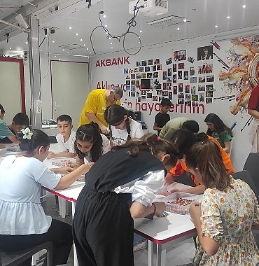 akbank-deprem-bolgesindeki-genclerle-yol-arkadasligina-devam-ediyor-guzel-yarinlar-hareketi-malatyada.jpg