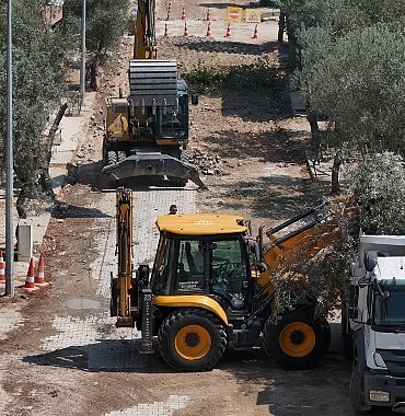 aydin-buyuksehir-belediyesi-kent-genelinde-es-zamanli-olarak-surdurulen-yol-yapim-calismalarina-devam-ediyor.jpg