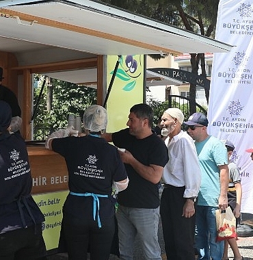 aydin-buyuksehir-belediyesi-sicak-havalarin-etkili-oldugu-bu-gunlerde-kent-genelinde-vatandaslarin-serinlemesi-icin-limonata-dagitimi-gerceklestirdi.jpg