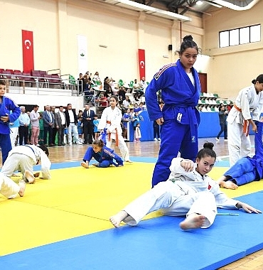 baskan-aydin-genc-judo-ve-taekwondoculara-sertifikalarini-verdi.jpg