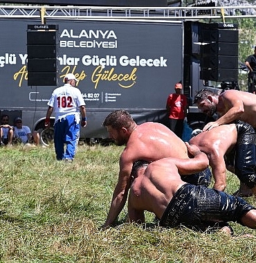 baskan-bocek-alanya-gokbel-yagli-pehlivan-gureslerinde.jpg