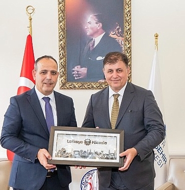 baskan-tugay-kardes-kent-lefkosa-belediye-baskani-harmanciyi-agirladi.jpg