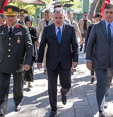 baskan-tugaydan-sehitlerin-kabrine-karanfil.jpg