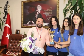 baskan-turan-kiz-voleybol-takimimizin-basarisini-kutluyoruz.jpg