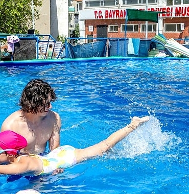 bayrakli-belediyesinin-yuzme-kursuna-buyuk-ilgi.jpg