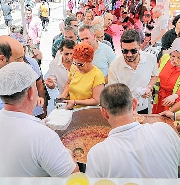 bayraklida-asure-bereketi-4-noktada-4-bin-kisi-ile-paylasildi.jpg