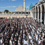 binlerce-konyali-sehit-ismail-heniyye-icin-giyabi-cenaze-namazinda-bulustu.jpg