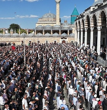 binlerce-konyali-sehit-ismail-heniyye-icin-giyabi-cenaze-namazinda-bulustu.jpg