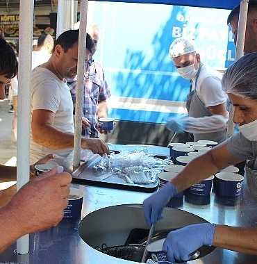 buyuksehir-belediyesi-asure-ikramina-devam-ediyor.jpg