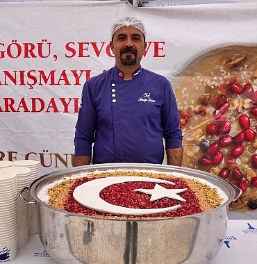 buyuksehir-belediyesi-uc-noktada-asure-dagitti.jpg