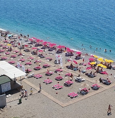 buyuksehir-belediyesinin-konyaalti-sahilindeki-ikinci-halk-plaji-hizmette.jpg