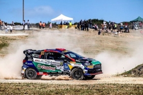 castrol-ford-team-turkiye-ali-turkkan-ile-wrc-finlandiya-rallisinde-ilk-turk-zaferi-pesinde.jpg
