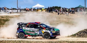 castrol-ford-team-turkiye-ali-turkkan-ile-wrc-finlandiya-rallisinde-ilk-turk-zaferi-pesinde.jpg