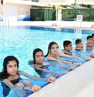 cigli-belediyesinin-yuzme-kursu-devam-ediyor.jpg