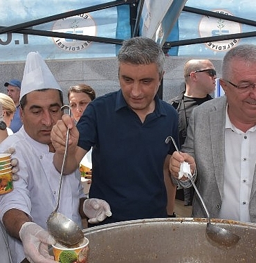 edremit-belediyesi-kentin-cesitli-noktalarinda-asure-hayri-yapiyor.jpg