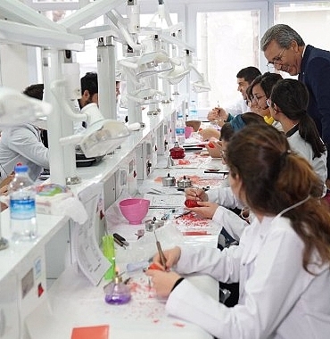 ege-universitesi-dis-hekimi-adaylarini-bekliyor.jpg