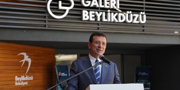 ekrem-imamoglu-galeri-beylikduzu-gorsel-sanatlar-yarismasi-odul-torenine-katildi.jpg
