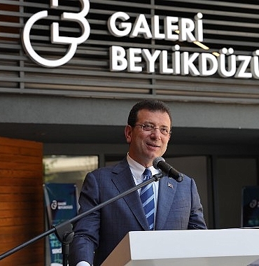ekrem-imamoglu-galeri-beylikduzu-gorsel-sanatlar-yarismasi-odul-torenine-katildi.jpg
