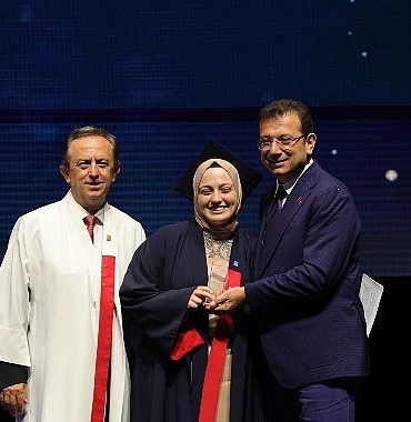ekrem-imamoglu-mef-universitesi-2023-24-akademik-yili-mezuniyet-torenine-katildi.jpg