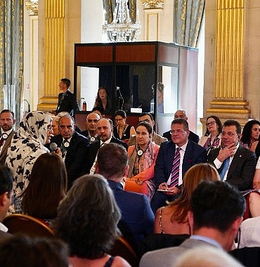 ekrem-imamoglu-paris-belediye-baskani-anne-hidalgonun-ev-sahipliginde-duzenlenen-ekolojik-gecis-icin-belediye-baskanlari-zirvesinde-konustu.jpg