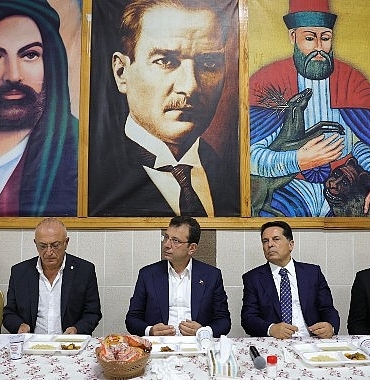 ekrem-imamoglu-ve-esenyurt-belediye-baskani-ahmet-ozer-ile-kirac-cemevinde-alevi-vatandaslarin-muharrem-matemi-lokmasina-ortak-oldu.jpg