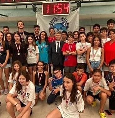 eu-spor-kulubu-yuzme-sporuna-genc-yetenekler-kazandiriyor.jpg
