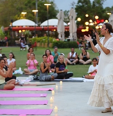 gencler-konyaaltinda-yoga-ile-bulustu.jpg