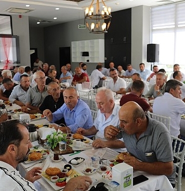 geyve-belediye-baskani-selcuk-yildiz-geyvedeki-mahalle-muhtarlari-ile-birlikte-kahvalti-sofrasinda-bulustu.jpg