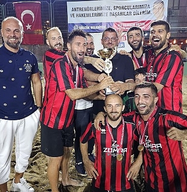 golcuk-belediyesi-tarafindan-duzenlenen-geleneksel-kum-futbol-turnuvasi-heyecan-dolu-final-musabakalarinin-ardindan-sampiyon-azat-insaat-oldu.jpg