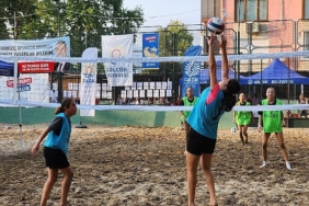 golcuk-belediyesi-yaz-spor-etkinlikleri-kapsaminda-geleneksel-olarak-duzenlenen-plaj-voleybolu-turnuvasi-bu-yil-da-rekor-katilimla-basladi.jpg