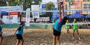 golcuk-belediyesi-yaz-spor-etkinlikleri-kapsaminda-geleneksel-olarak-duzenlenen-plaj-voleybolu-turnuvasi-bu-yil-da-rekor-katilimla-basladi.jpg