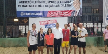 golcuk-belediyesinin-yaz-spor-etkinlikleri-kapsaminda-duzenledigi-plaj-voleybolu-turnuvasi-cekismeli-mucadelelere-sahne-olan-final-musabakalarinin-ardindan-son-erdi.jpg