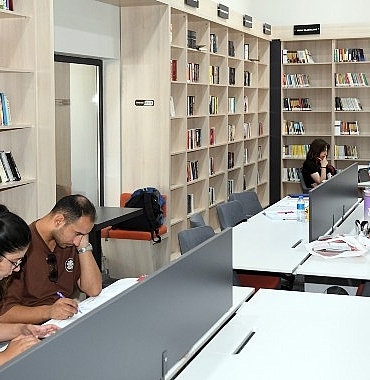 hasan-ali-yucel-dunya-klasikleri-kutuphanesini-gencler-cok-sevdi.jpg