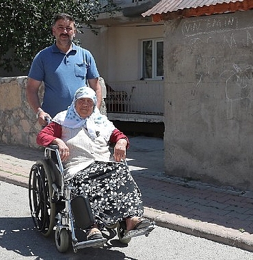 husne-teyze-tekerlekli-sandalyesine-kavustu.jpg