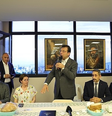 ibb-baskani-ekrem-imamoglu-maltepe-cemevinde-muharrem-matemi-lokmasina-ortak-oldu.jpg