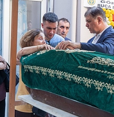 izmir-buyuksehir-belediye-baskani-dr-cemil-tugay-alsancakta-elektrik-akimina-kapilarak-hayata-gozlerini-yuman-inanc-oktemayin-cenazesine-katildi.jpg