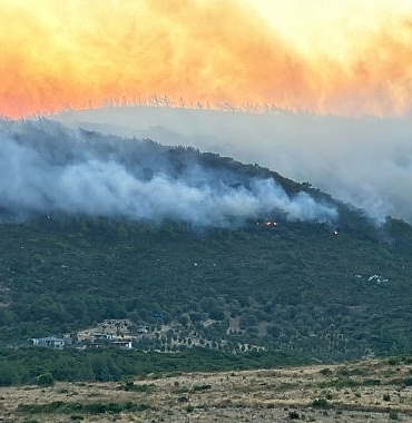 izmir-buyuksehir-belediyesi-itfaiye-ekipleri-gece-gunduz-demeden-alevlerin-arasinda.jpg