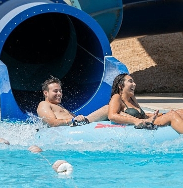 izmir-buyuksehir-belediyesi-onculuk-etti-oasis-aquapark-cesme-kapilarini-genclere-acti.jpg