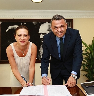izmir-buyuksehir-belediyesi-tarafindan-damacana-olarak-uretilen-izmir-su-imzalanan-protokolle-efes-selcuka-geliyor.jpg