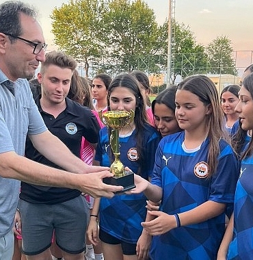 izmirin-futbolcu-kizlari-gelecege-umut-oldu.jpg
