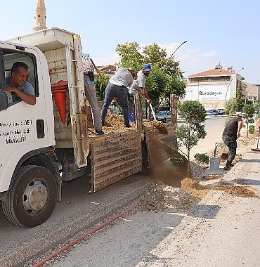 karaman-belediyesi-zeytin-dali-bulvarinin-valilik-kisminda-trafik-guvenligini-ve-akisini-rahatlatmak-icin-orta-refuj-duzenlemesi-yapiyor.jpg