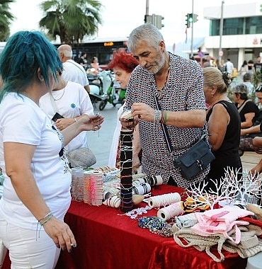 karsiyaka-carsisi-el-emegi-gece-pazari-ile-senlendi.jpg