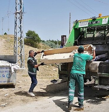kecioren-belediyesi-tarafindan-ilceye-bagli-dort-koyde-kose-bucak-mintika-temizligi-ve-ilaclama-calismasi-yapildi.jpg
