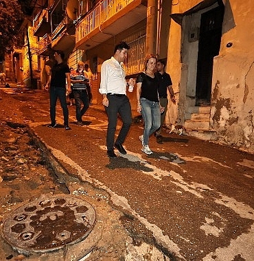 konakta-yara-sarma-mesaisi-belediye-ekipleri-tum-imkanlariyla-sahada.jpg