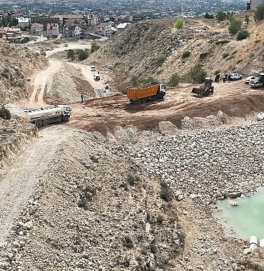 konya-buyuksehir-meram-bolgesindeki-taskinlari-onlemek-icin-40-bin-metrekup-kapasiteli-goletler-yapiyor.jpg