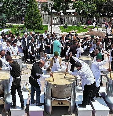 konya-buyuksehir-ve-irfa-asure-gelenegini-huzur-i-pirde-asure-programiyla-yasatiyor.jpg