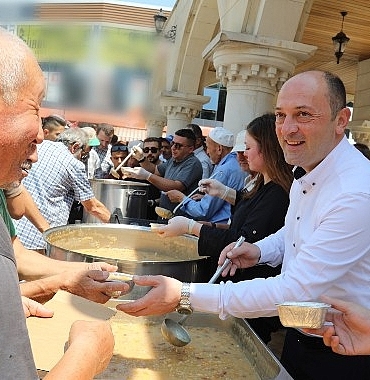 muharrem-ayi-sebebiyle-geyve-belediyesi-tarafindan-ilce-sakinlerine-bolluk-ve-bereketin-simgesi-olan-asure-ikram-edildi.jpg