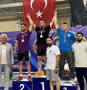 nevsehir-belediyesi-sporcusu-serdar-benli-gencler-kulupler-turkiye-halter-sampiyonasinda-toplamda-268-kg-kaldirarak-turkiye-ucuncusu-olmayi-basardi.jpg